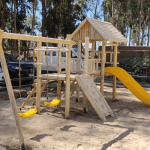 Centros de juegos de madera modelo Mirasol con resbalín amarillo y columpios