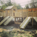 Parque de madera modelo Osorno con torres elevadas y puentes para niños.