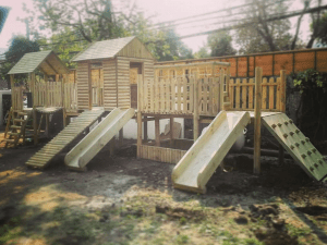 Parque de madera modelo Osorno con torres elevadas y puentes para niños.