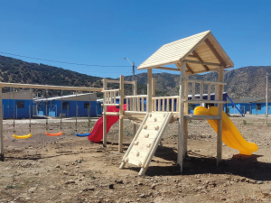 Centros de juegos infantiles modelo Quinta de Tilcoco con tres columpios y dos resbalines.